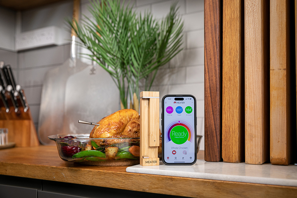 MEATER Fleischthermometer gegrilltes Hähnchen auf Küchentresen mit MEATER Fleischthermometer + Smartphone-App