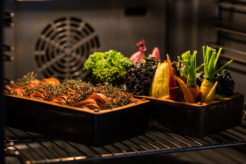 zwei mit Gemüse gefüllte Bricknics in einem Backofen