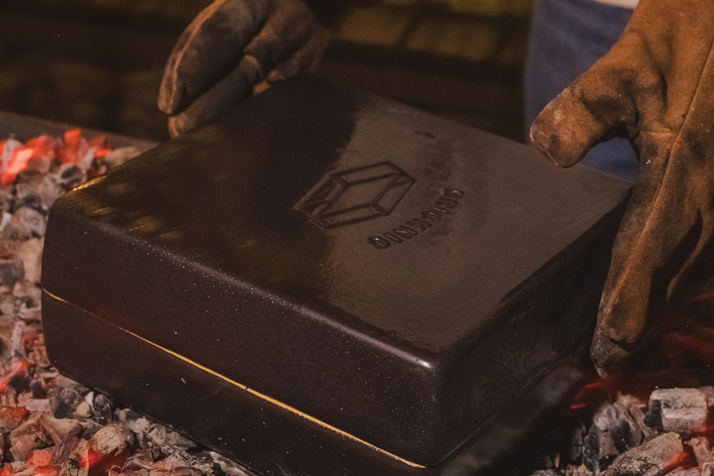 geschlossener Bricknic auf glühender Kohle